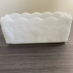 Anchor Hawking Fire King White Scalloped Glass Planter 7.5” Grape Orchard Design